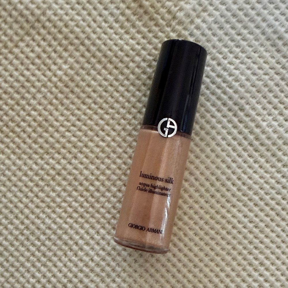Giorgio Armani Luminous Silk Liquid Highlighter - Warm Beige Glow